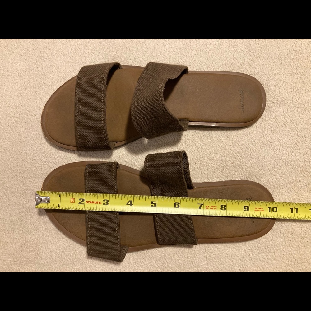 Sanuk medium women’s brown sandals. Size 7/8.